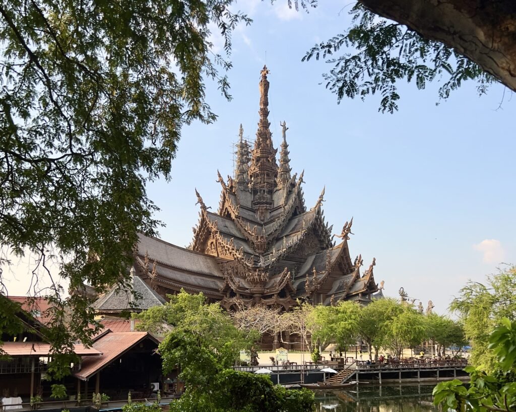 Sanctuary of Truth in Pattaya von der Seite